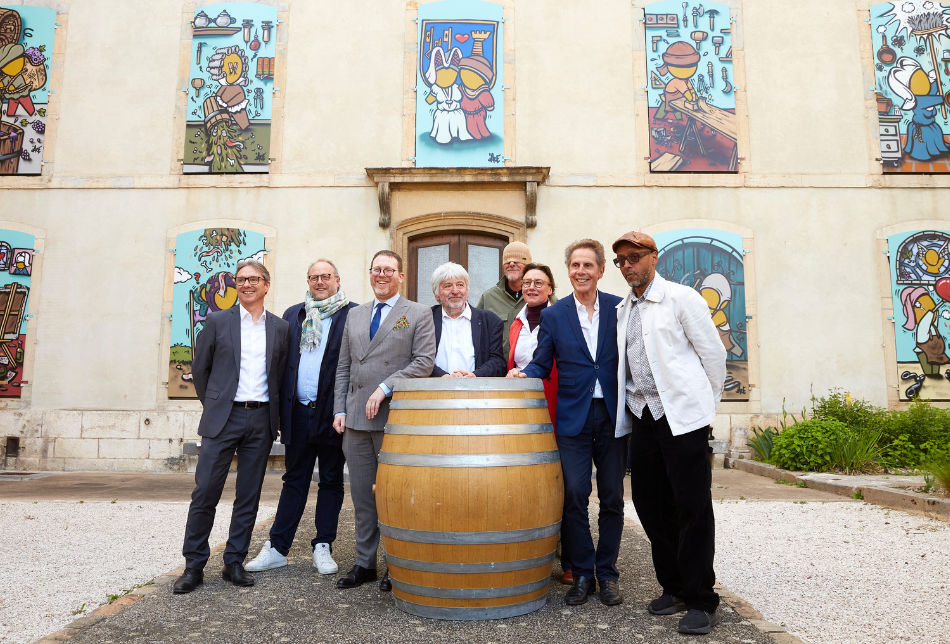 Inauguration POLYPTYQUE MONUMENTAL de JACE - Imaginaires Kréatifs - Cour des fondateurs de l'Hôtel-Dieu des Hospices de Beaune © Julien Piffaut