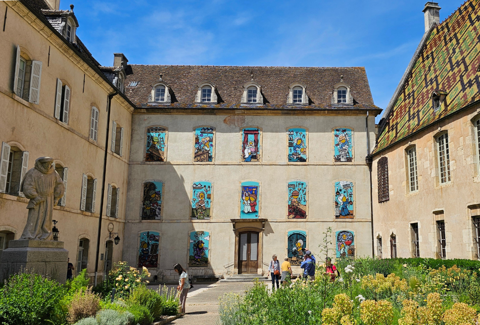 POLYPTYQUE MONUMENTAL de JACE - Imaginaires Kréatifs - Cour des fondateurs de l'Hôtel-Dieu des Hospices de Beaune © Sandrine Allard-Saint-Albin.png
